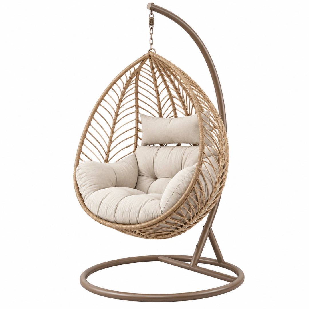 Fauteuil suspendu en rotin beige de style bohème avec support en acier, dimensions 105x105x195 cm.