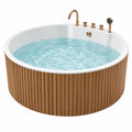 Baignoire îlot ronde Toravero en acrylique blanc de 150 cm avec habillage en bois et robinetterie dorée.